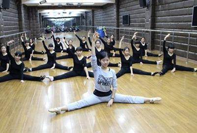 四川省屏山县职业技术学校前教育专业学生舞蹈课