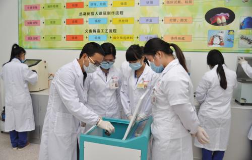 成都大学附属卫校2020招生简章