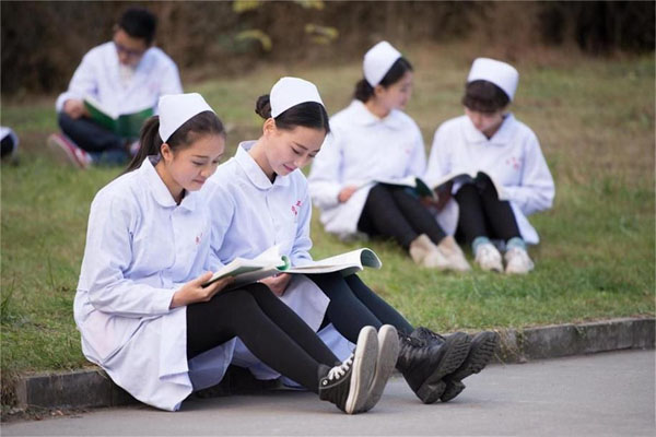 成都市华西卫校招生，绵阳的学生可以去读职高吗