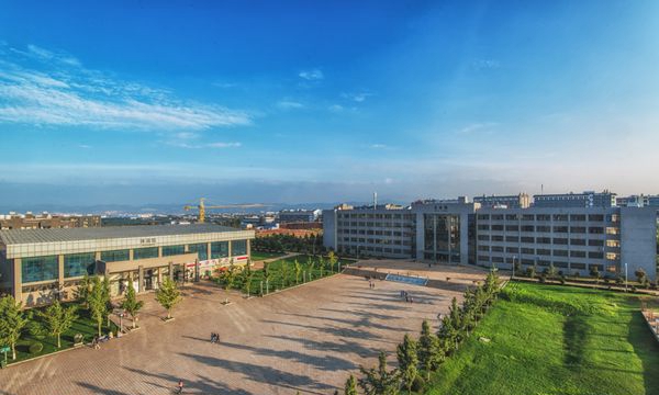 云南工商学院致远广场