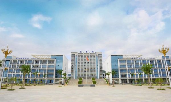 红河卫生职业学院中专部综合楼