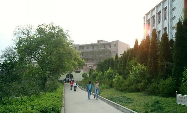 重庆市永川职业教育中心校园小道