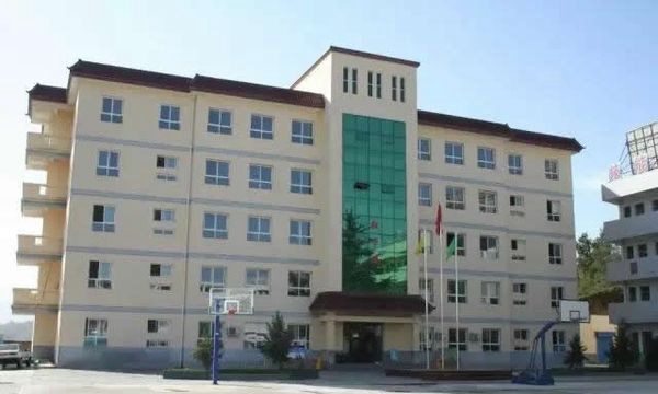 淳化县职教中心整洁大楼