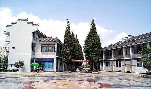  成都科华职业技术学校校园广场