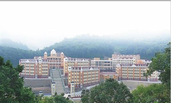 麻栗县民族职业高级中学校园全景