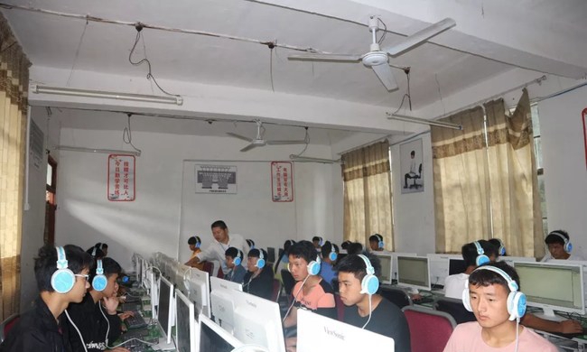  贵州科技学校计算机机房