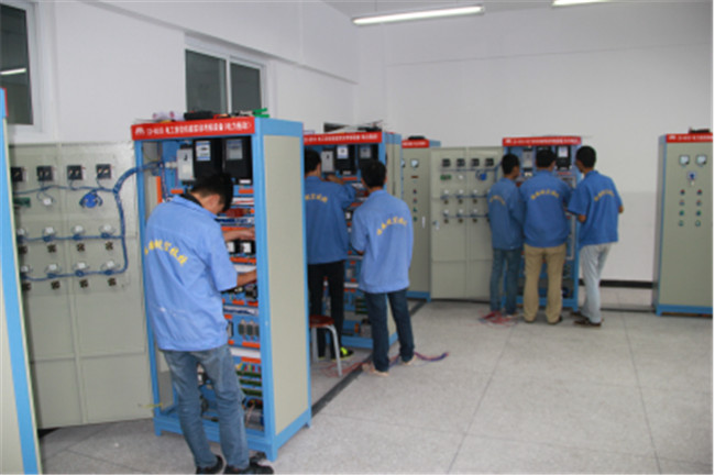 机床切削加工（车工方向）、数控加工（数控车工方向）、数控加工（加工中心操作工方向）、电子技术应用、农业机械使用与维护