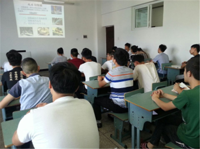 机床切削加工（车工方向）、数控加工（数控车工方向）、数控加工（加工中心操作工方向）、电子技术应用、农业机械使用与维护