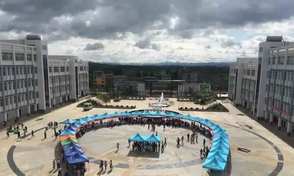 砚山县民族职业高级中学景色